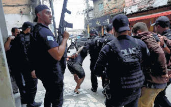 リオ警察さん、麻薬組織掃討したらドローン空爆と銃撃戦で死者が出た上に市民を巻き込むなと批判される