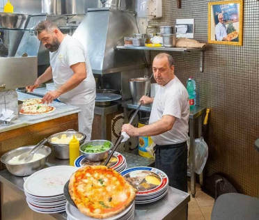 イタリア人は日本人がピザを手づかみで食べるとドン引きらしいな?