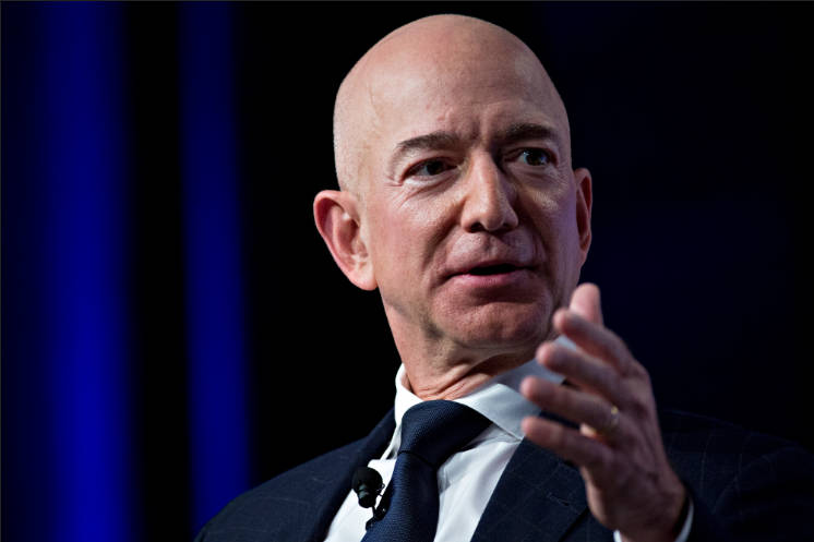 ベゾスますます儲かる 尼最終益 前年+38% 黒字で設備投資をして従業員は3万人クビ