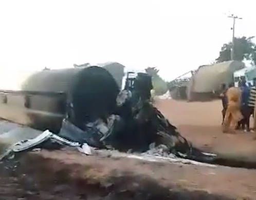 タンクローリー横転してるぜ!やったーガソリンだー!!⇒焼き人間 *45 【ナイジェリア】