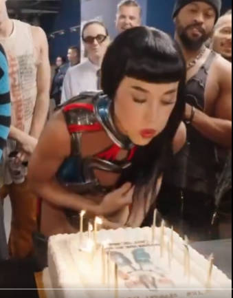 【何この女】ケイティ・ペリー、41歳誕生日で特注ケーキ投げ捨て動画拡散 職人娘の悲痛投稿で、日本からも非難集中