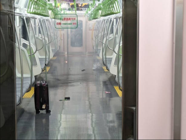 モバイルバッテリーが発火　男性が顔面やけど　成田空港に向かう電車内　乗客が消火