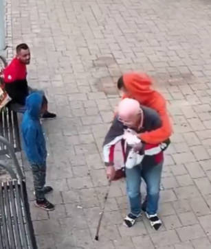 【アフリカ系犯罪】欧州の移民のガキ達。足の悪い高齢者を襲い、強盗