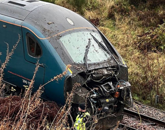 ブリカス　日立謹製802/2形をはやくも脱線事故で廃車へ　保線ができず土砂崩れに突っ込む