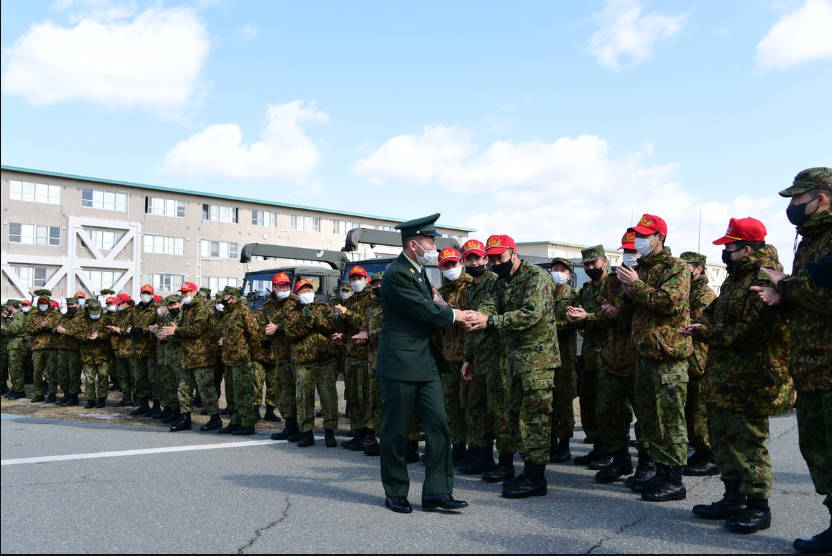 秋田派遣の自衛隊「隊員は銃を持てないので銃剣っぽい木と熊よけスプレーで身を守ってね🤗」