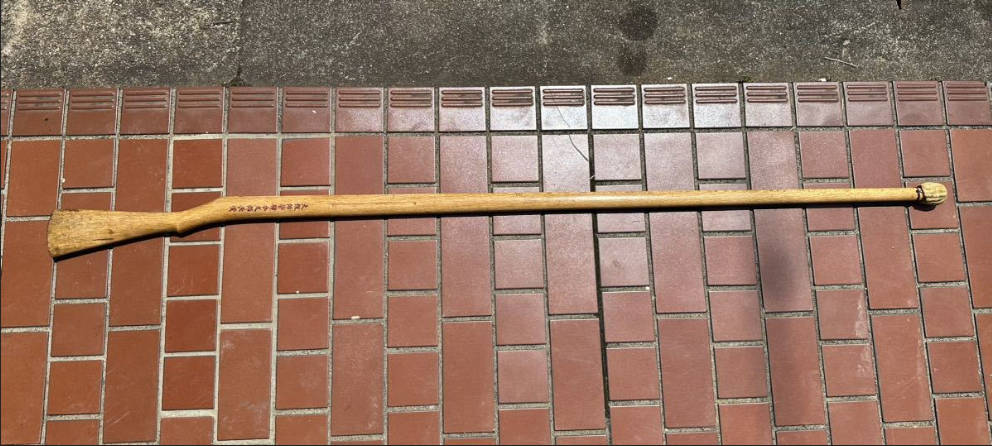 【悲報】熊対策に出動する自衛隊の主要武装「木銃」（小銃と銃剣の形をした木の棒）