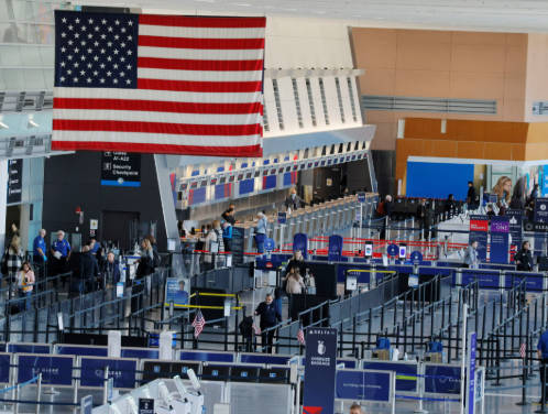 【USA】米空港で最大20％減便も、続く政府閉鎖に運輸長官が警告　管制官と保安検査官６万人以上が無給　３８日