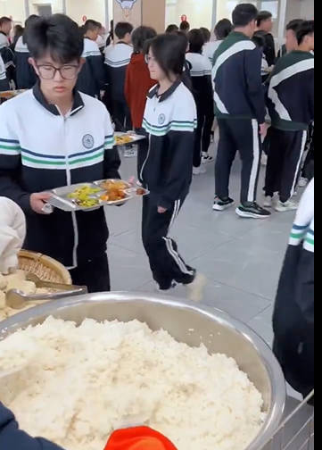 【動画】中国の給食、ご飯のよそい方が日本と違って豪快すぎる