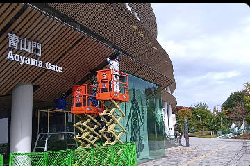 【隈研吾の欠陥建設】国立競技場に行ったら、上に付けてあるワリバシのような木材の付け替えを行っていて驚きました