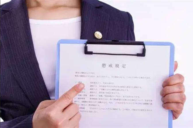 Z世代公務員、生活保護申請者を盗撮してしまうwww