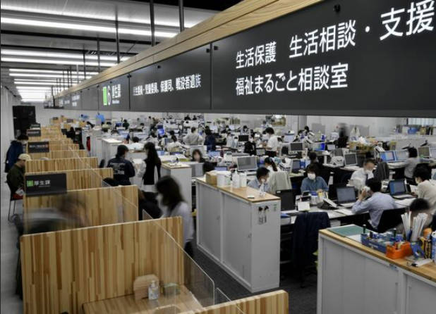 生活保護担当のケースワーカー、生活保護申請の男性を写真に撮り知人に送信