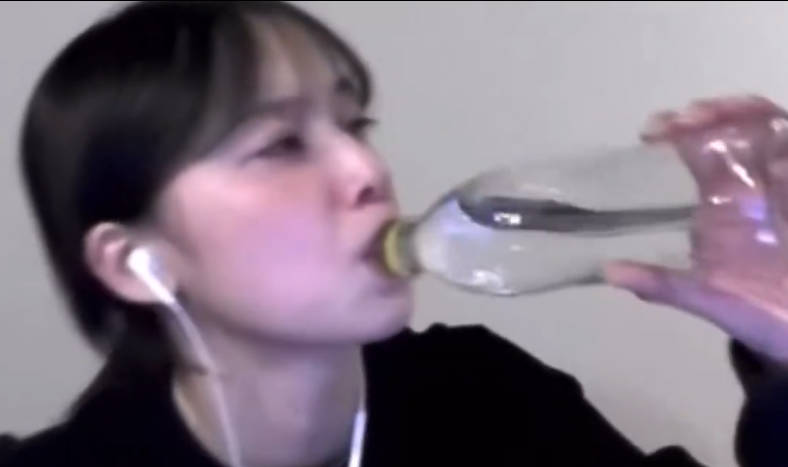 【動画】加藤小夏(おなつ)、いろはすの飲み方も漢らしいw