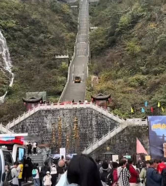 再）【マヌケ】中国の奇瑞汽車が自社のオフロード車の強さをアピールするため、天門山の天梯を登るパフォーマンスを行った結果 →→ 滑り落ちて天梯を壊すww