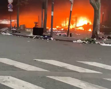 【移民 vs パリ市民の戦いは始まっている】移民キャンプが全焼。フランスは100年以上続いた教会が焼失。もはや内戦！！