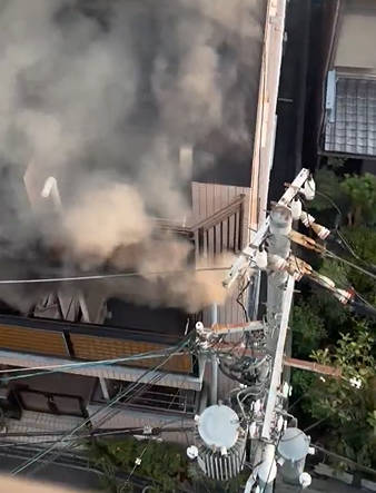 【動画】火事を起こした女さん、パニックになり助けに来た消防士をハシゴから蹴落とす