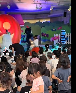 【動画】アンパンマンショーで男の子2人が大喧嘩ｗｗｗｗ