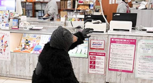 【秋田】イオン能代店にクマ「従業員がバリケード」出入り口封鎖し警察が警戒