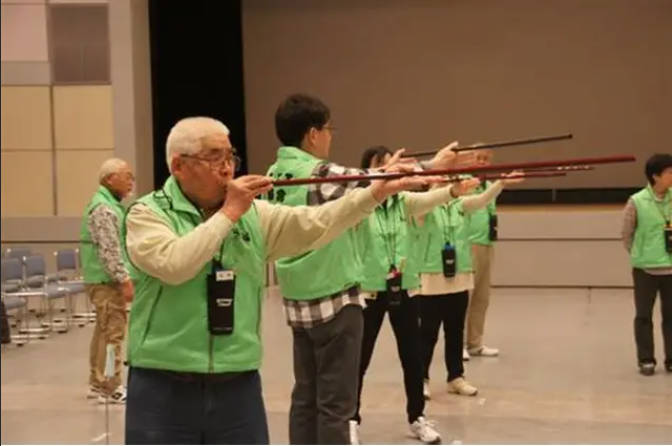 【朗報】秋田県の職員、吹き矢で熊を捕獲ww