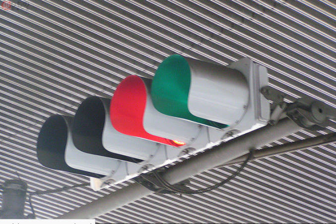 研究者「ふむ、信号機の4色目として『白』を追加したらどうか？」