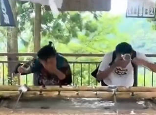 訪日中国人さん、神社の手水舎で顔や髪を洗い柄杓直飲み