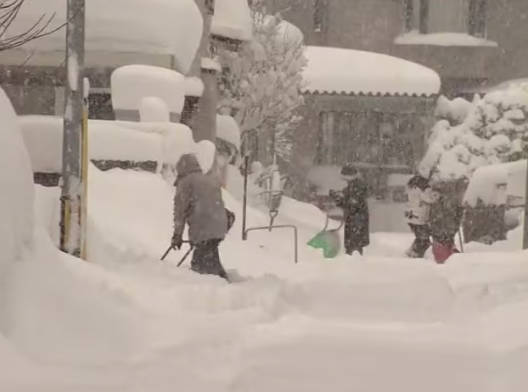 【悲報】青森県、今日だけで60cm雪が積もってとうとう100cm越えてしまうｗｗ