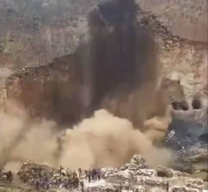 コンゴの鉱山が崩れ、鉱夫の一群が呑み込まれる映像が恐ろしい