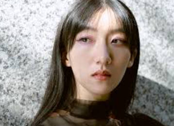 ミュージシャン春ねむり、政治に関する意見などを発信しないミュージシャンに向けてメッセージ「黙るな。怒れ。抗議しろ」