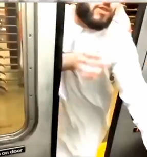 【動画】ニューヨークの地下鉄、ムス〇ムが乗車しただけで蜂の巣をつついたような騒ぎに