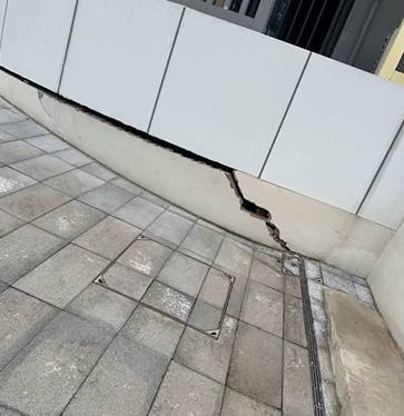 2024年に完成した中国重慶市の中学校。早くも大規模な亀裂が入る