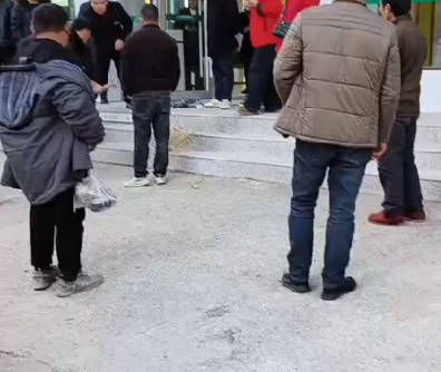 中国湖北省の郵便貯金銀行、賃金未払いでブチギレた労働者に床を破壊される