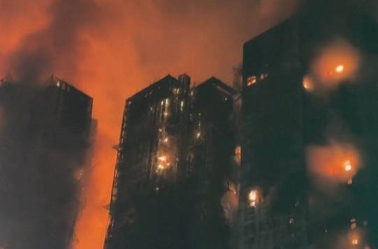 香港大火事　原因調査や再発防止を香港政府へ請願した人物を当局が逮捕