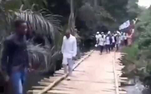 真偽不明【コンゴ】200万ドル（約3億1200万円）をかけて建設された橋が、開通初日に崩落