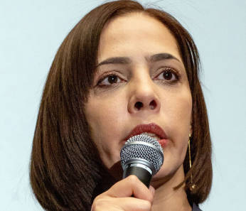 【悲報】中国パパ、上海のイベントで歌唱中の日本人歌手のマイクを突然奪って追い出すｗｗ