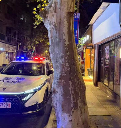 浜崎あゆみの中国人ファンが喫茶店に集い盛り上げる　→　公安出動、強制排除しポスターも撤去