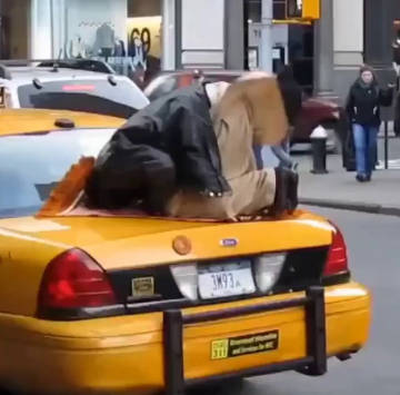 【宗教的、威圧・誇示をするムス○ム】NYで、黄色いタクシーの“トランクの上”に座り込み、そのまま礼拝を始める男性が撮影される