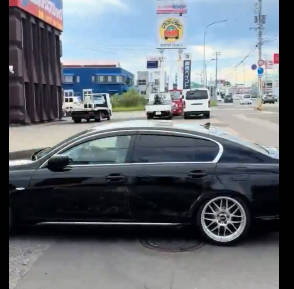 【動画】アクセルとブレーキを踏み間違えるチー牛が撮られるｗ