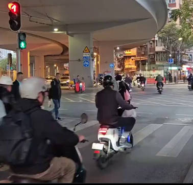 赤信号は前進の合図というのが中国交通ルールの常識