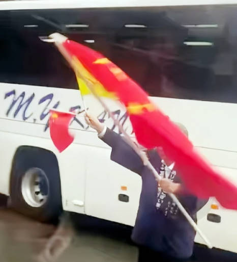 再）日本人のホテル従業員、中国国旗を振って中国人観光客をお見送り。「感動しました。こんなの日本だけ」