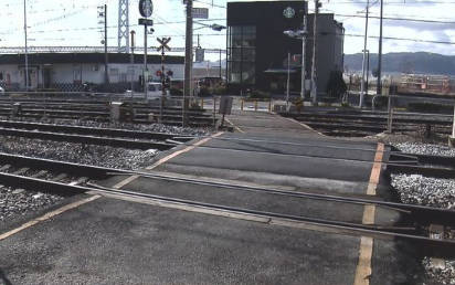 間違って踏切内で電車を待ってしまった中国まんさん2人死亡事故、遺族が約1億4000万円賠償求め提訴