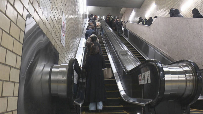 【5ch民】初めて日本来た外国人「日本人は全員エスカレーターで右に寄ってるぞwww🤣」