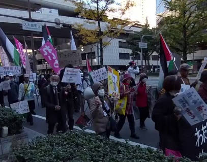 【れいわ新選組のデモ隊】日本の国旗に×つけて、パレスチナ国旗を振る