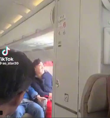 【アシアナ航空の韓国人乗客が「息苦しい」と非常口を開放】結果、9人が呼吸困難や耳の激痛で病院送りに