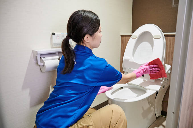 【悲報】男性トイレの女性清掃員、男性差別として炎上WW