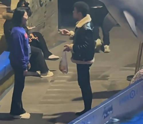 水族館でスタッフの注意無視で煙草を吸う中国人、シロイルカに煙草の火を消される