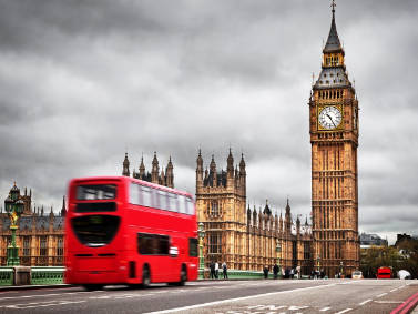 10代少女に自傷行為促した2人の男に拘禁刑、自分の名前を体に刻ませる 英