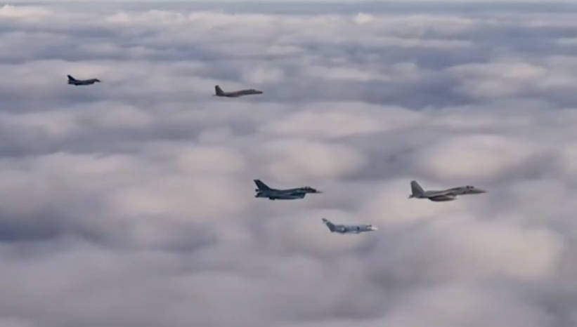 米軍のB-52爆撃機と日本のF-35戦闘機、F-15戦闘機が日本海上空で並んで飛行する様子がこちら