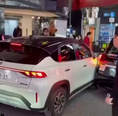 【中国人犯罪】日本。中国人がレンタカーで事故を起こし逃亡 →→  Ｘ民『中国人に貸すレンタルカー屋が悪い』