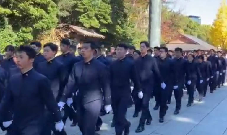 【悲報】防衛大学生、15時間かけて徒歩で横須賀から靖国に向かい参拝してしまう…