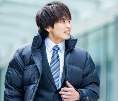 なぜ安っぽく見えてしまうのか…？ ダウンジャケット姿が垢抜けない人の"意外な盲点" 　(ビジネスマンのためのスタイリスト)