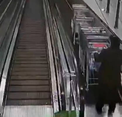 ロシアのスーパーでカートが女性客に激突、体が吹っ飛ばされる【動画】